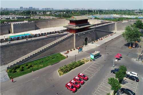 ”沿習(xí)之路“采訪車隊(duì)在正定縣古城南門下的免費(fèi)停車場(chǎng)。-河寧 攝(無(wú)人機(jī)航拍)_副本.jpg