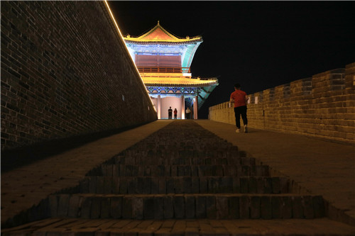 為了保護(hù)文物，消減火災(zāi)隱患，正定縣的旅游點(diǎn)，參觀者必須接受禁帶火種檢查。-河寧 攝.jpg